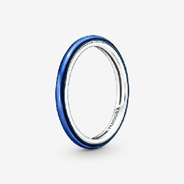 Pandora Me® sterling silver ring with transparent royal blue.
Size 7.5