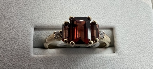 10k yellow gold garnet and Canadian diamond ring.

two 4×2 garnets
one 6×4

1 Canadian Diamond 0.026ct Cad197727
1 Canadian Diamond 0.026ct Cad197728

Cert# 337