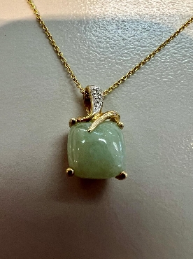 10K yellow gold; jade and diamond pendant.
Cushion jade: 8x8mm